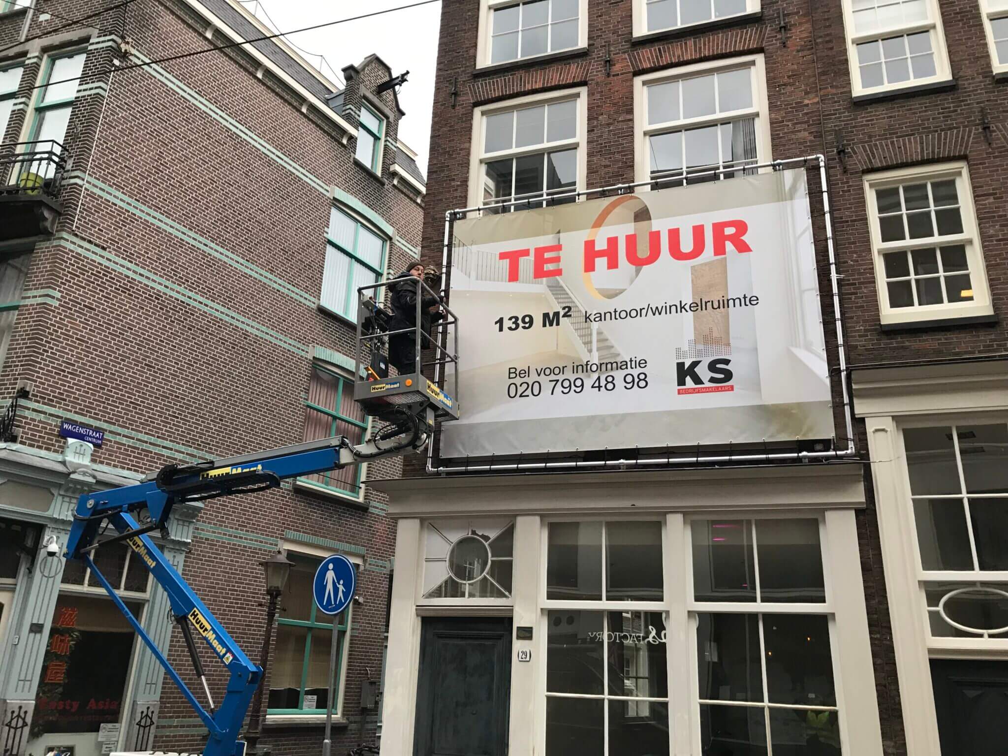 Spandoek, Montage, Gevelreclame