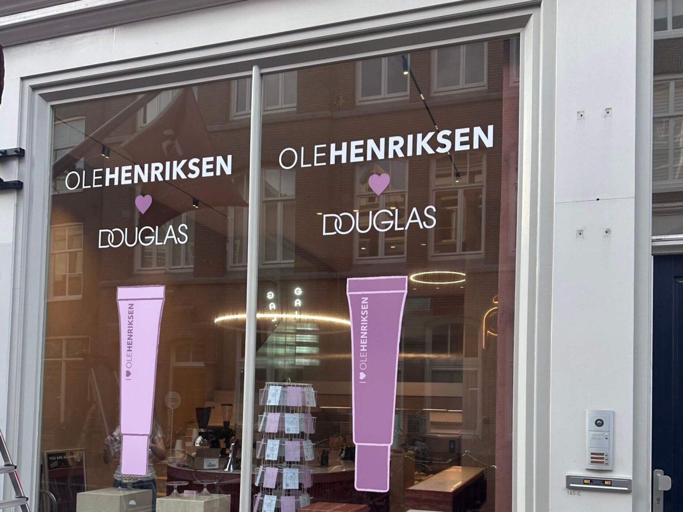 Raam stickers & event branding Douglas door RDG reclame & beletteren